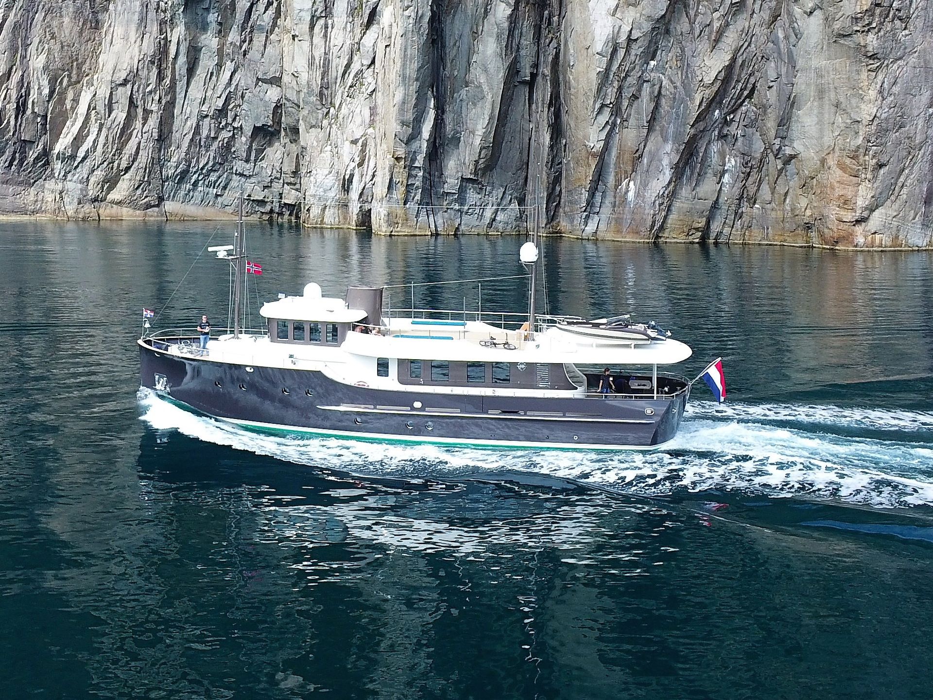 Hartman Yachts Livingstone 24 sideview