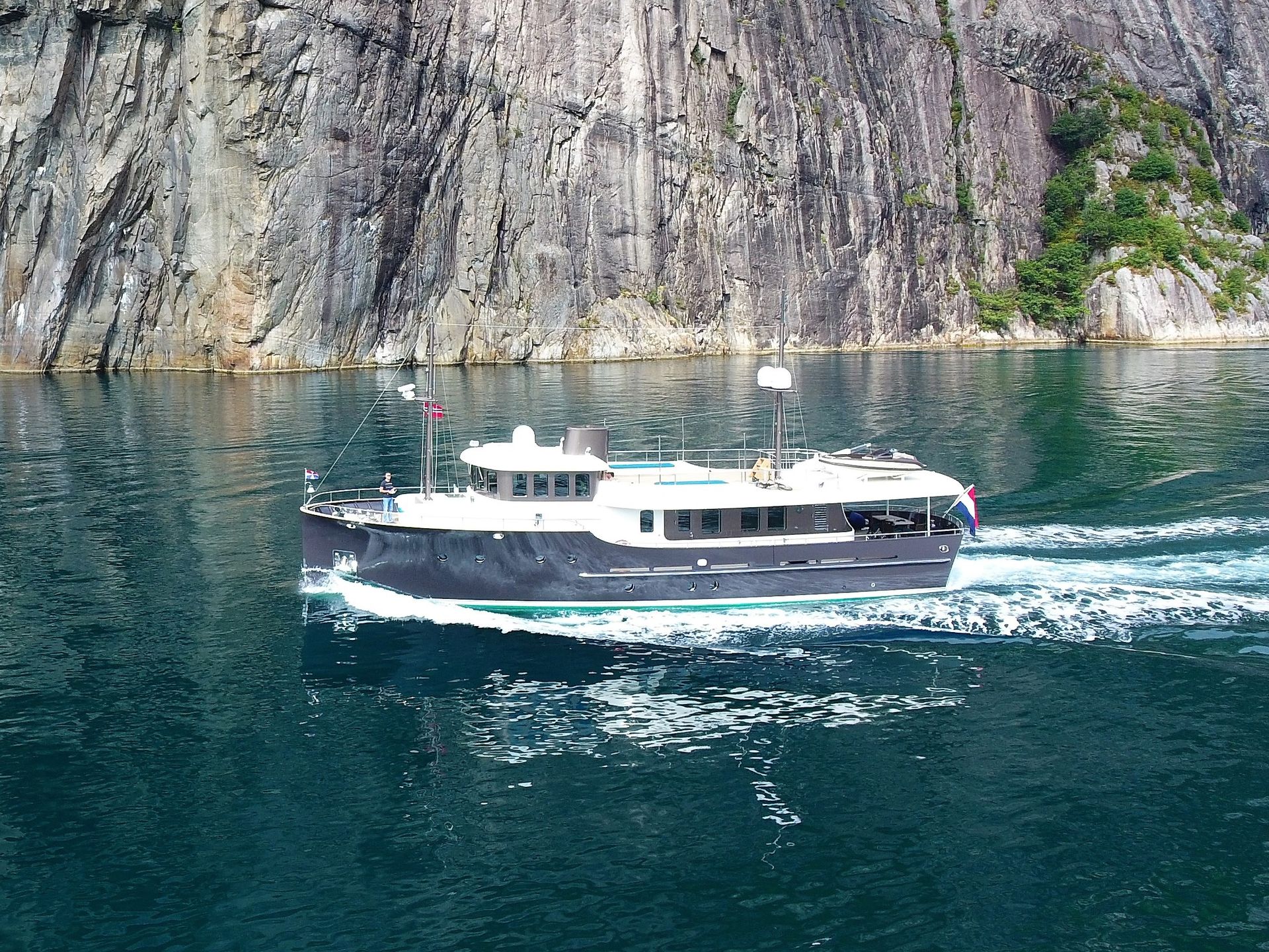 Hartman Yachts Livingstone 24 sailing sideview