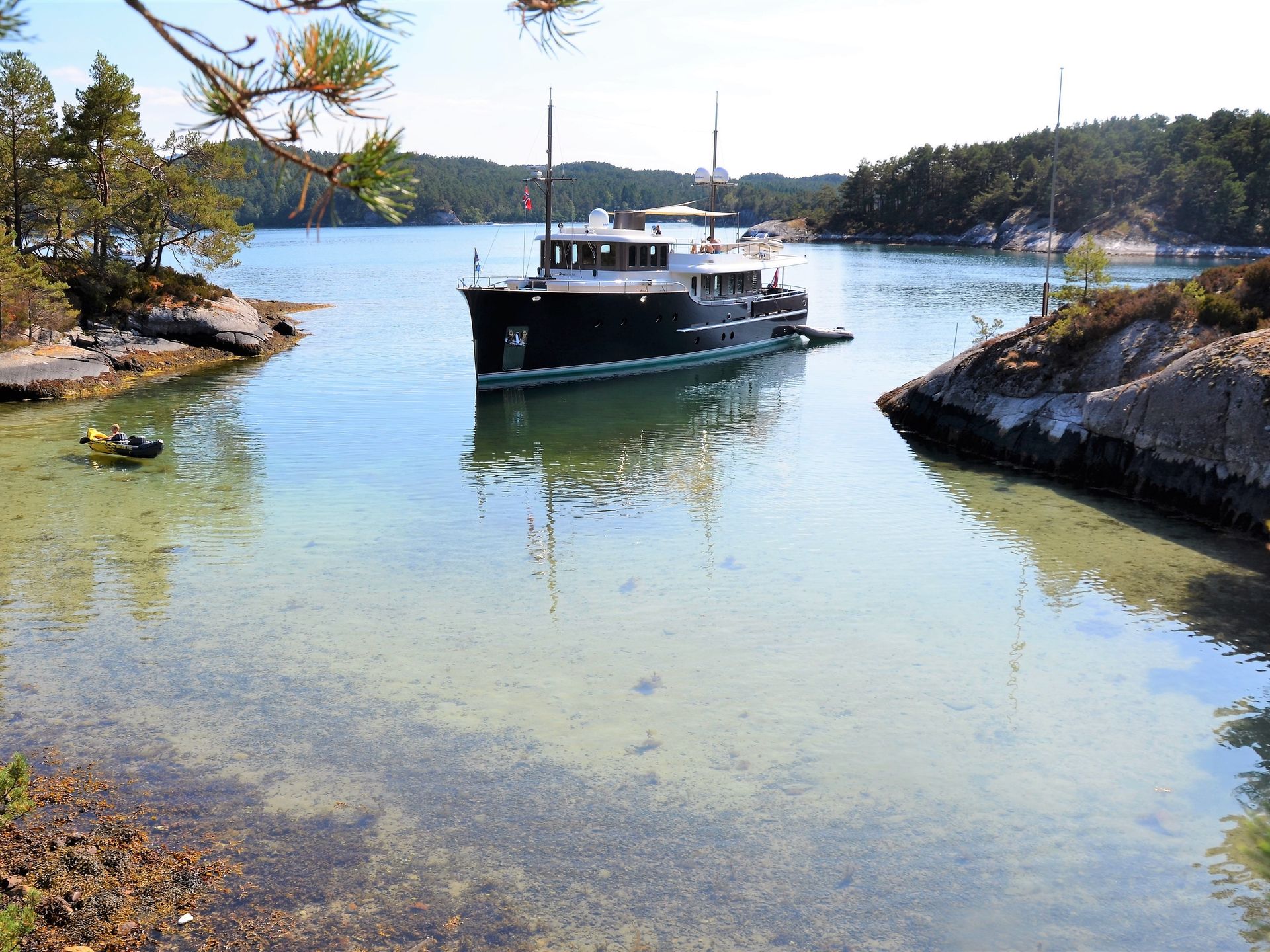 Hartman Yachts Livingstone 24 at anchor