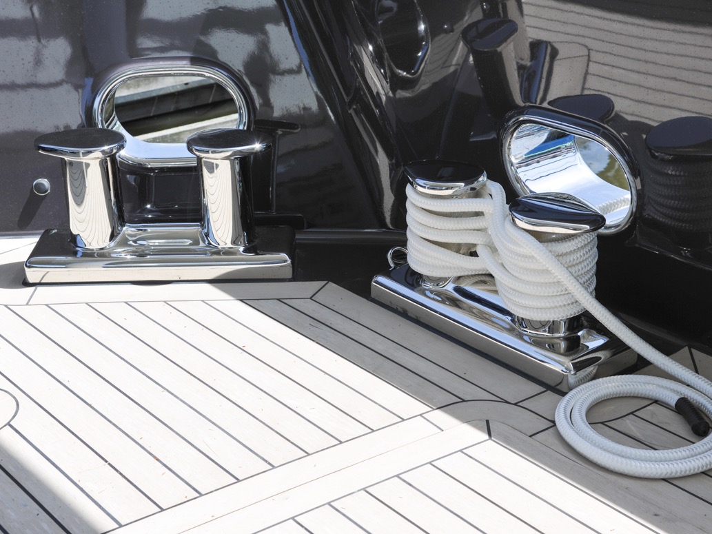 Hartman Yachts Livingstone 24 bollards