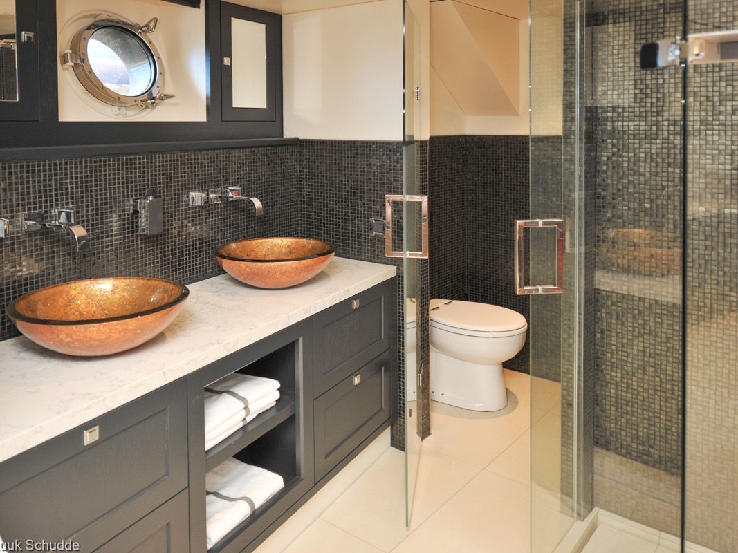 Hartman Yachts Livingstone 24 owners bathroom