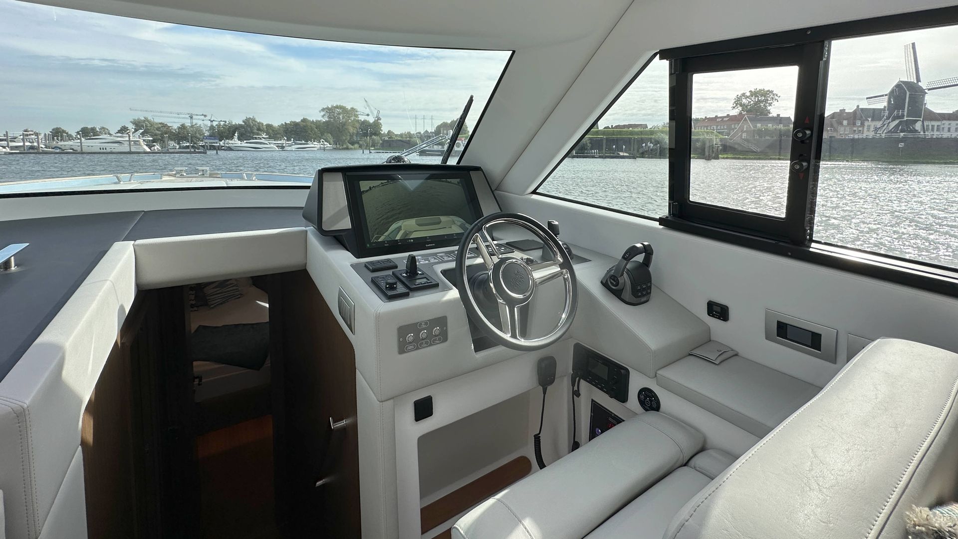 Solaris Power 48 Lobster helm station