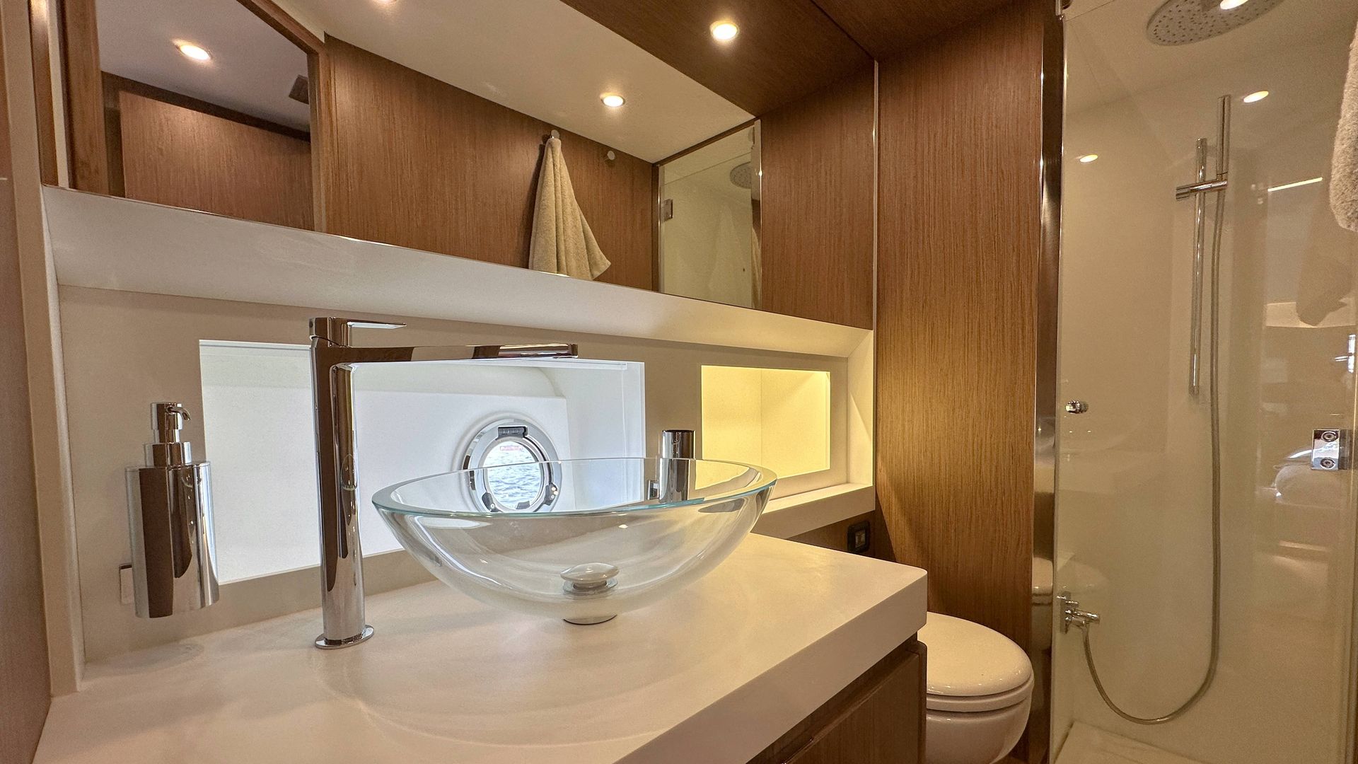 Solaris 48 Lobster bathroom
