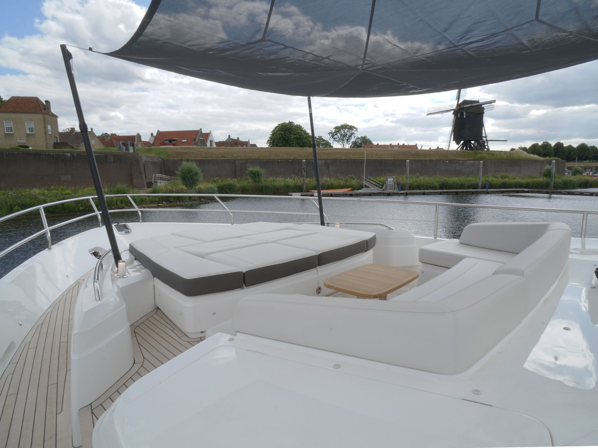 Princess Y75 Flybridge foredeck seating