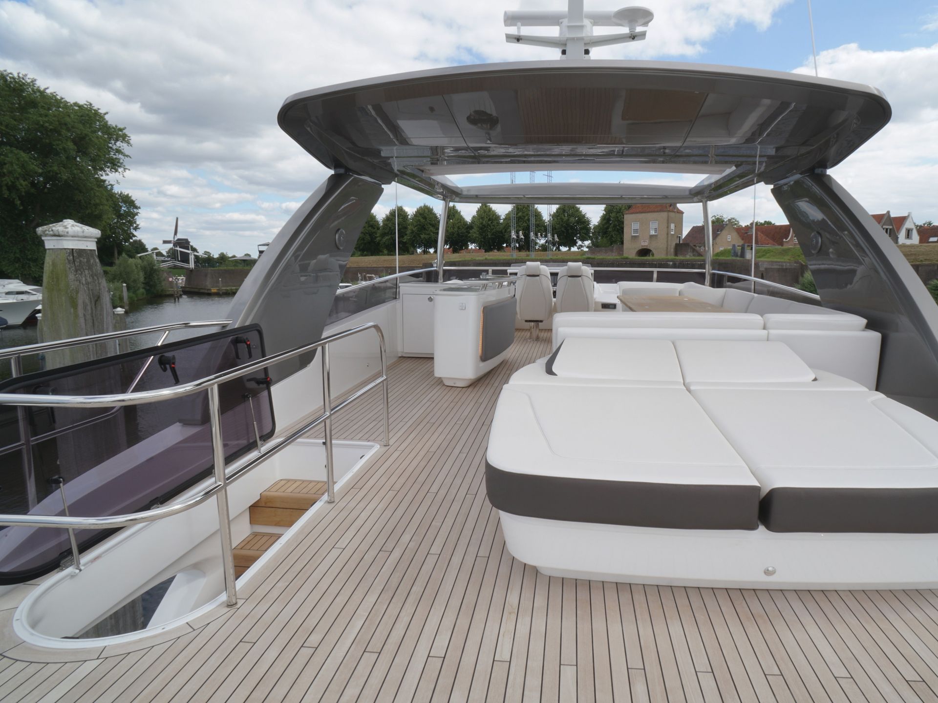 Princess Y75 Flybridge sunbed