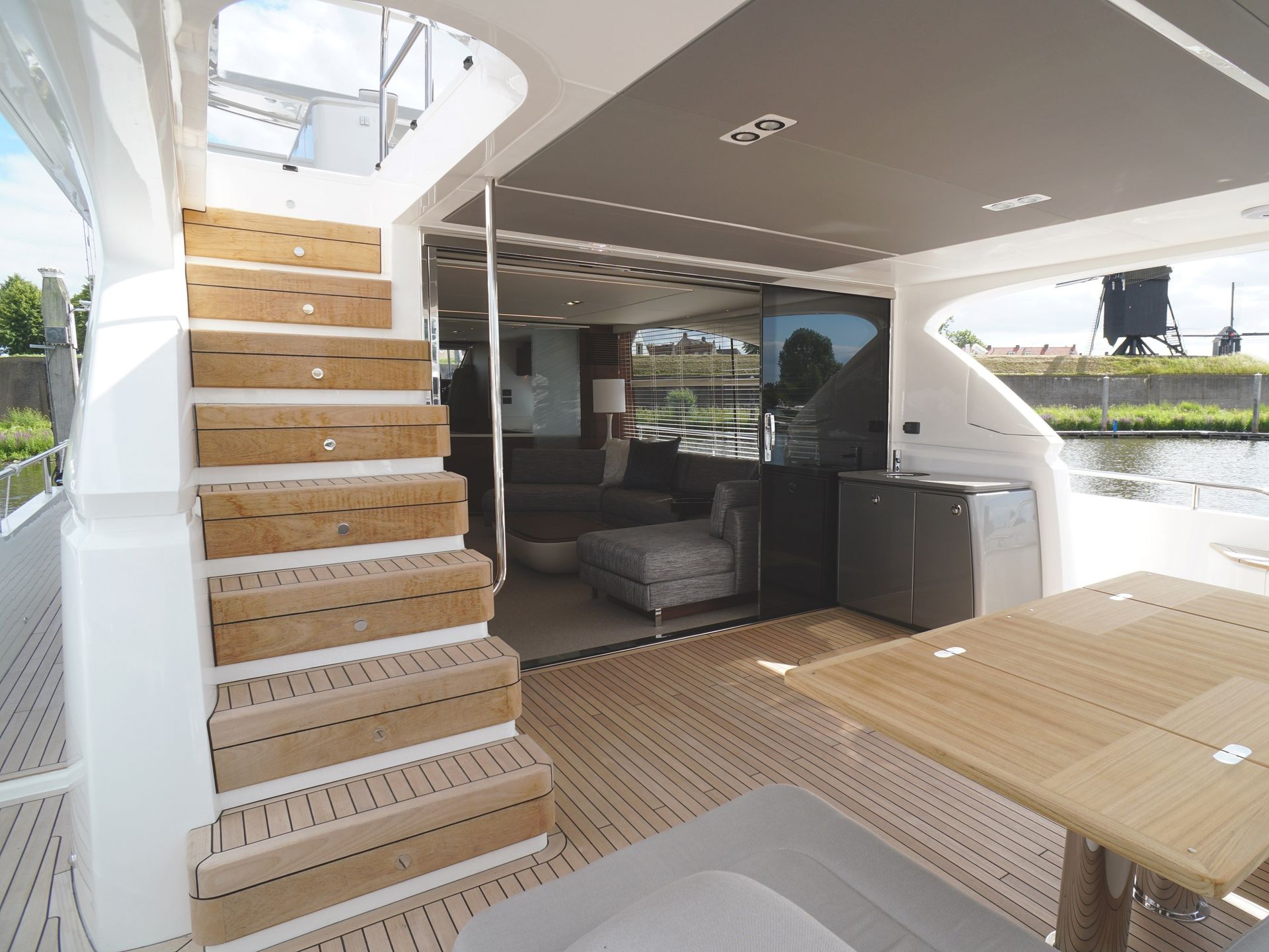 Princess Y75 Flybridge aft deck