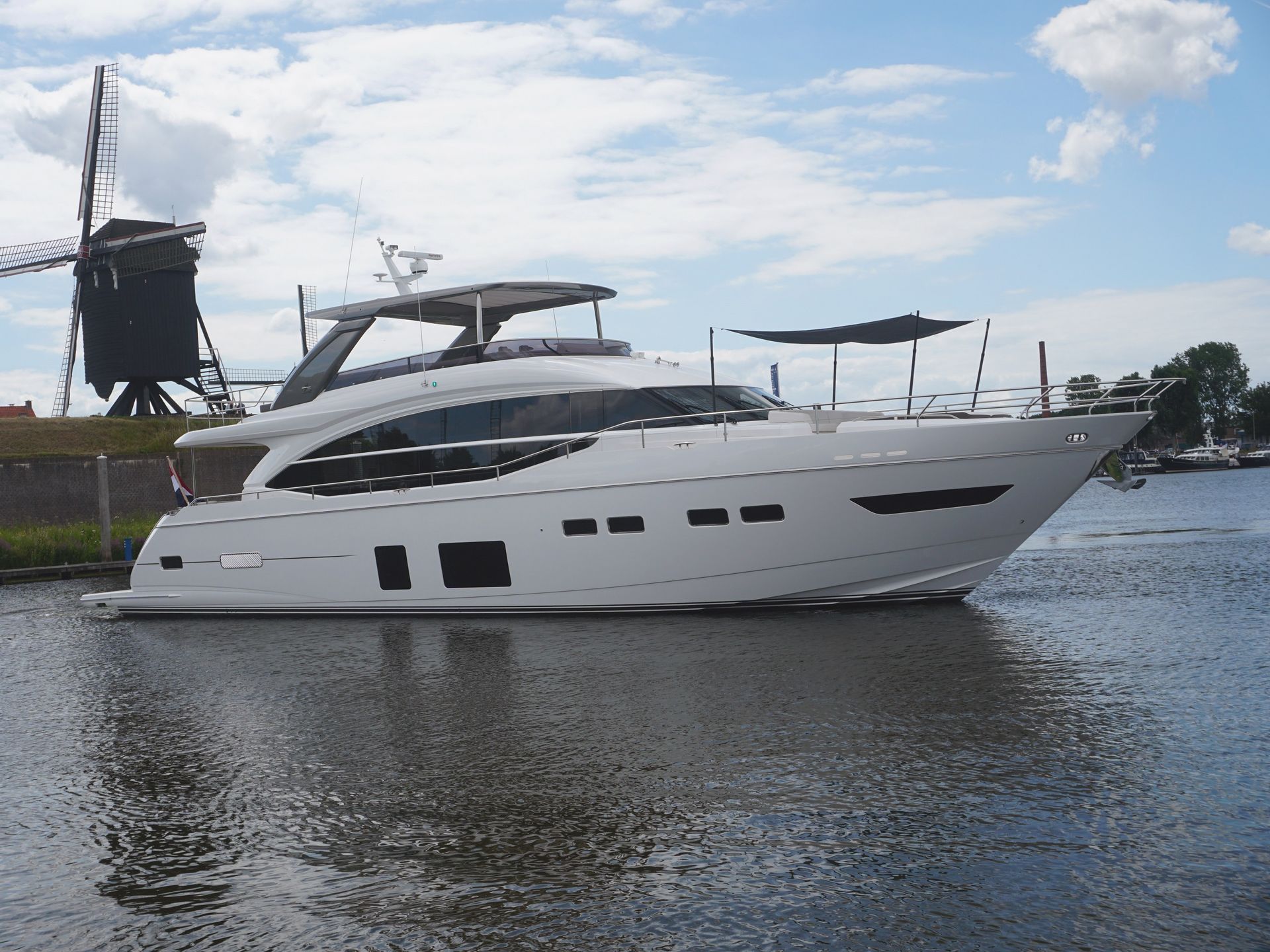 Princess Y75 Flybridge sideview