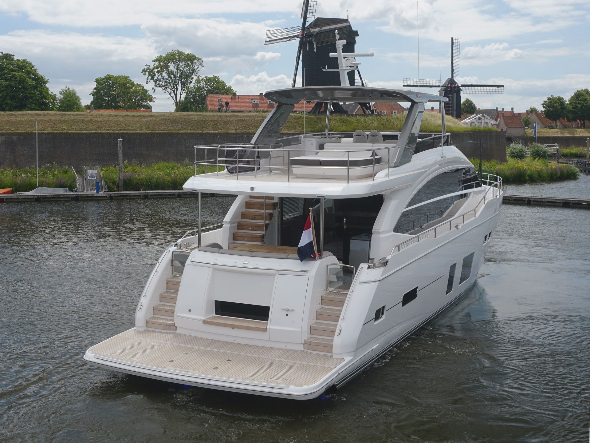 Princess Y75 Flybridge stern view