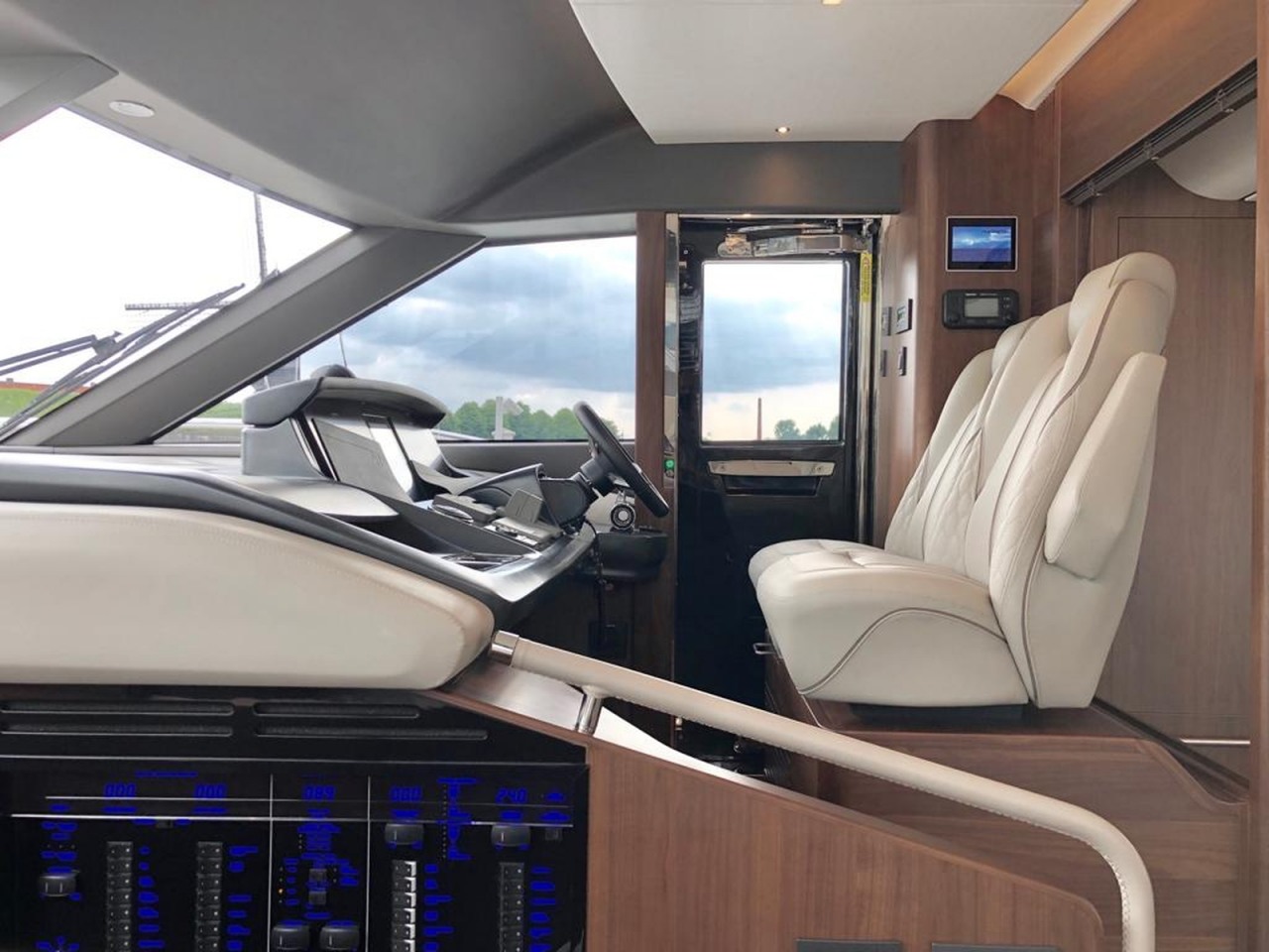 Princess Y75 Flybridge hemstation