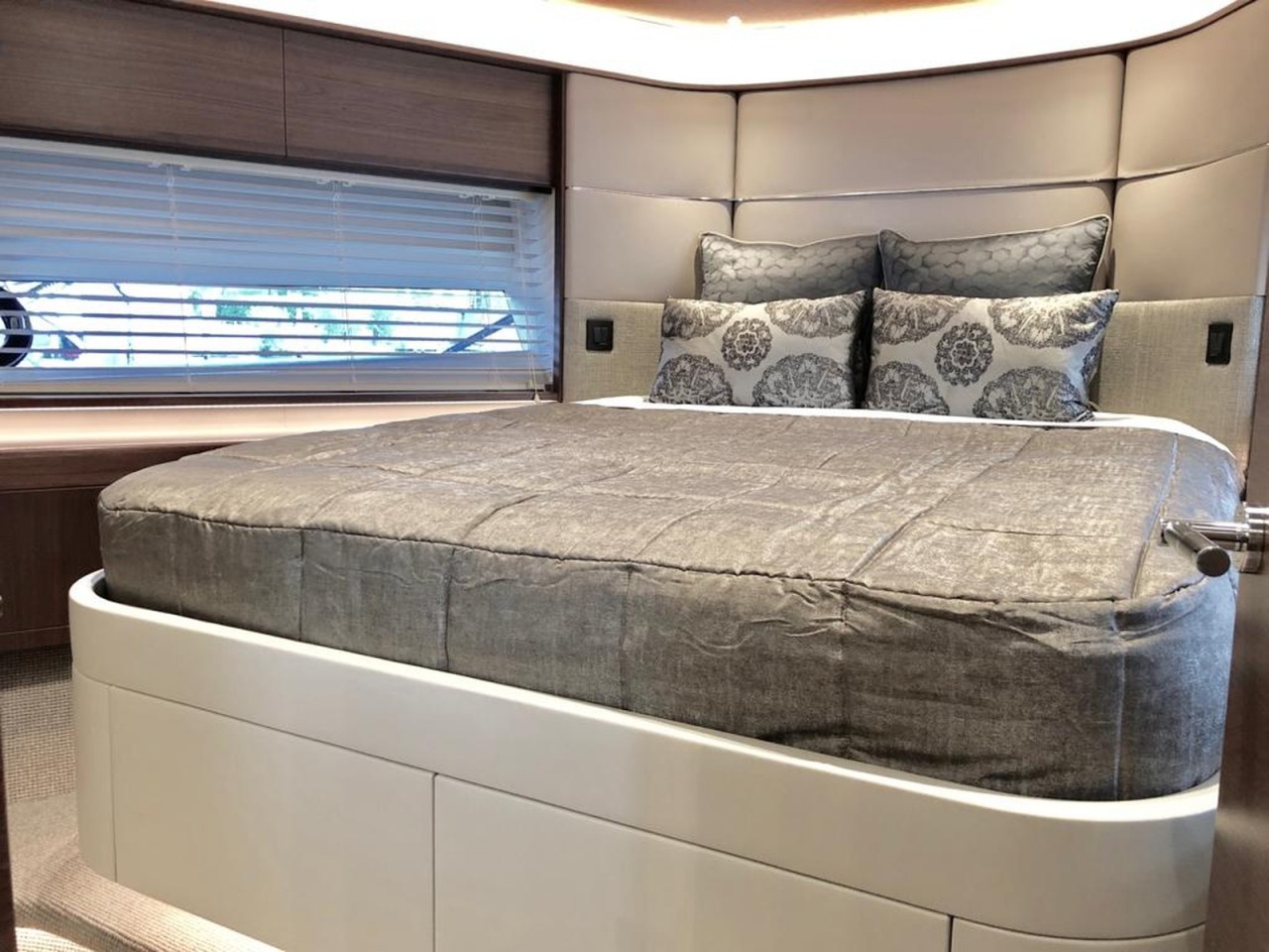 Princess Y75 Flybridge VIP cabin