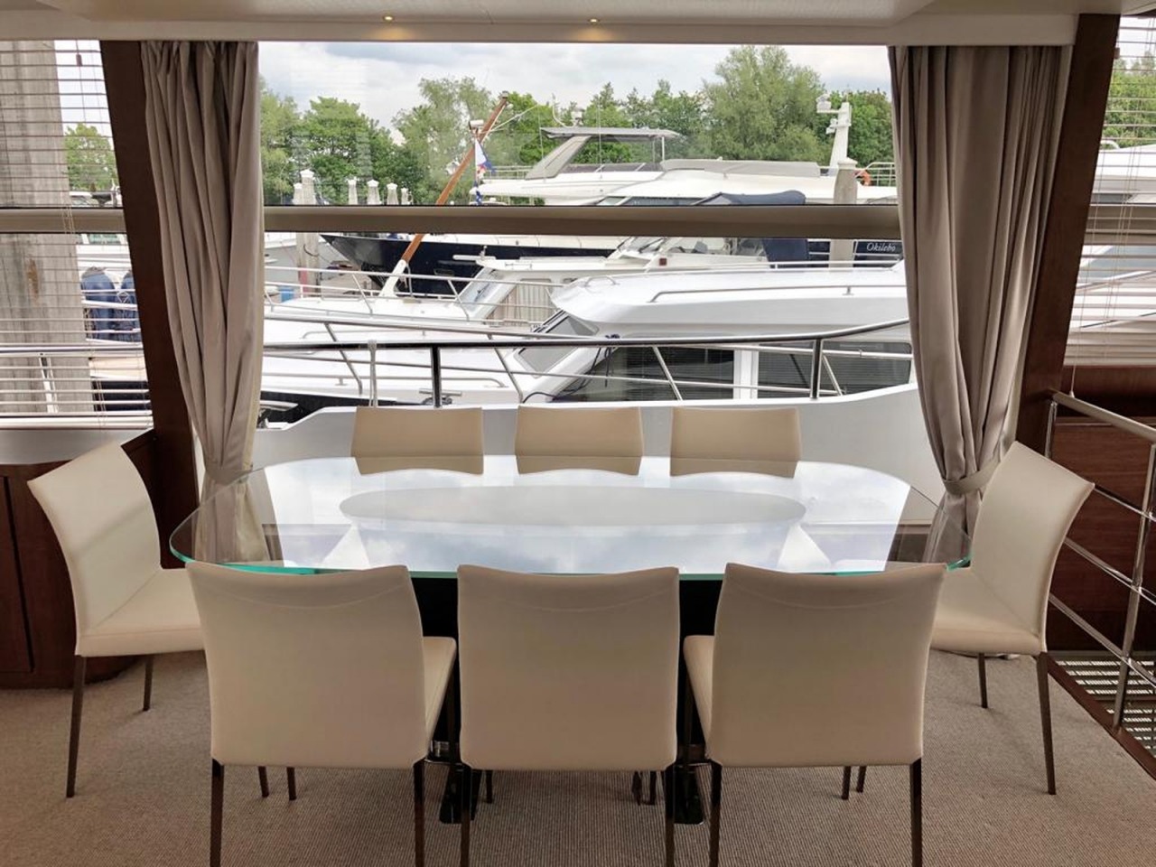 Princess Y75 Flybridge dining table salon