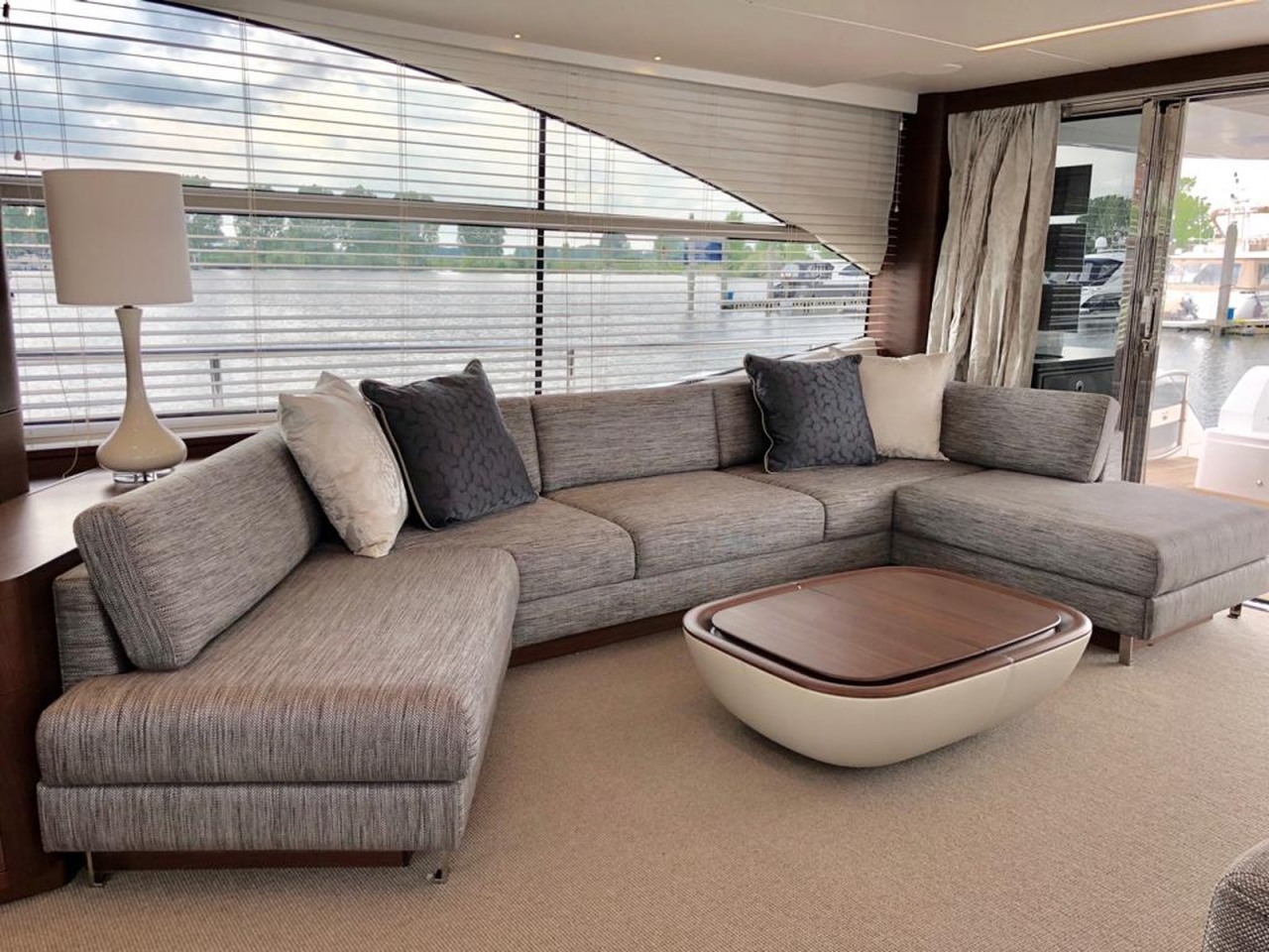 Princess Y75 Flybridge salon seating