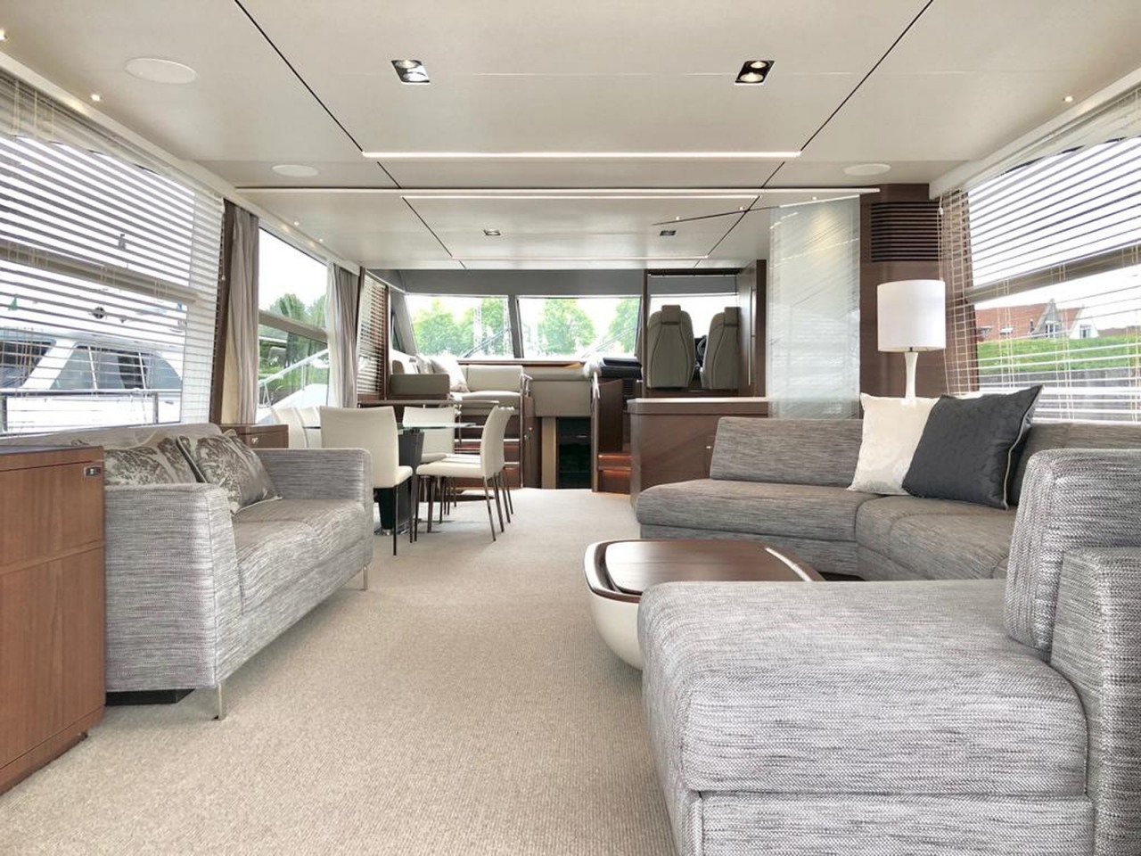 Princess Y75 Flybridge salon