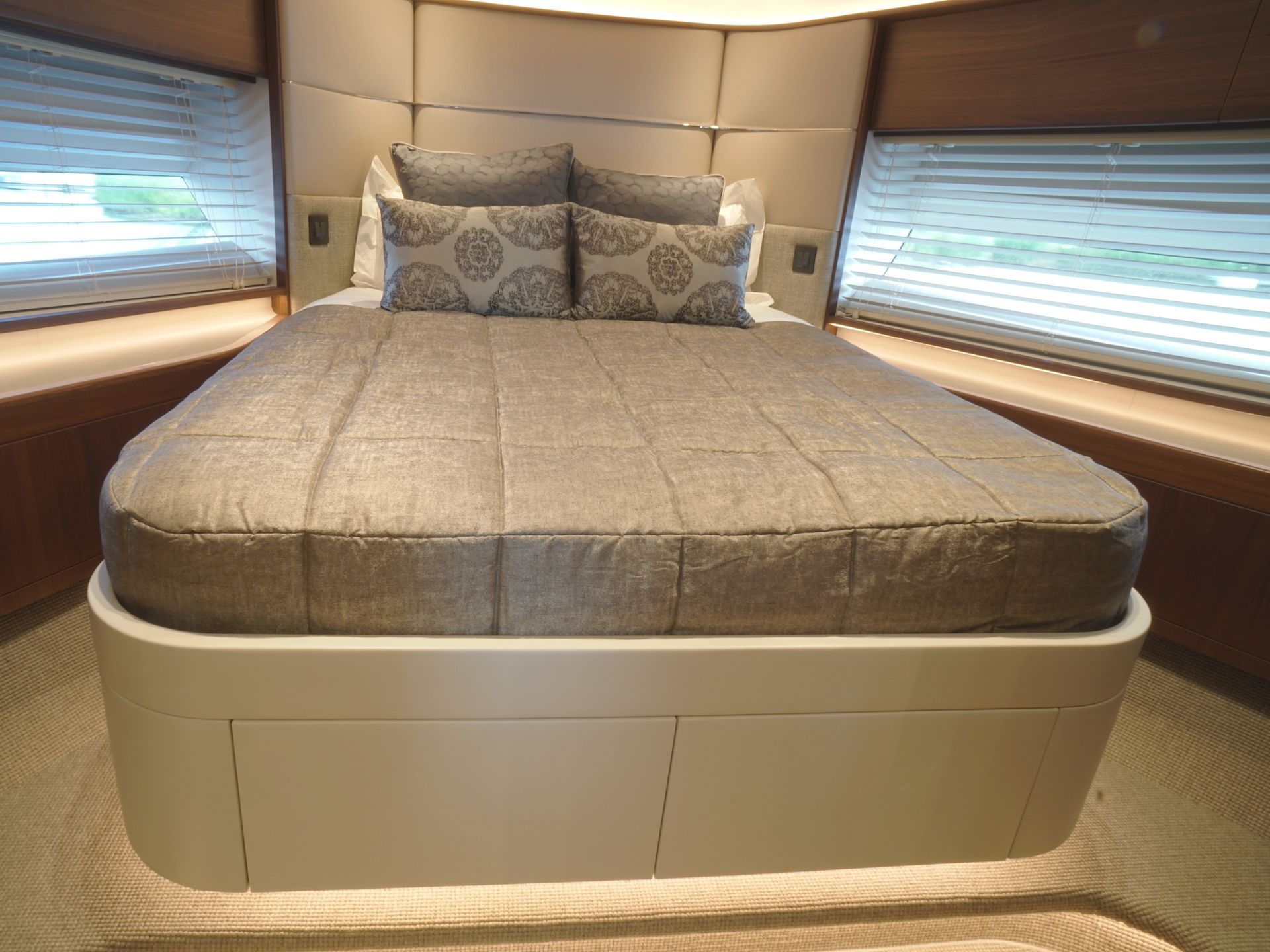 Princess Y75 Flybridge VIP bed