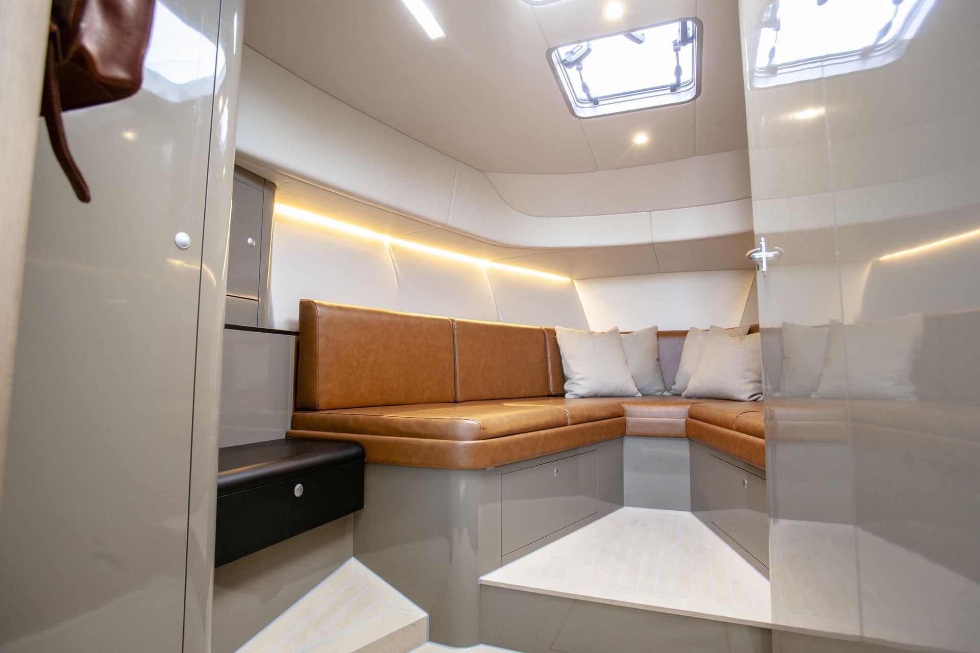 Venegy 37 cabin