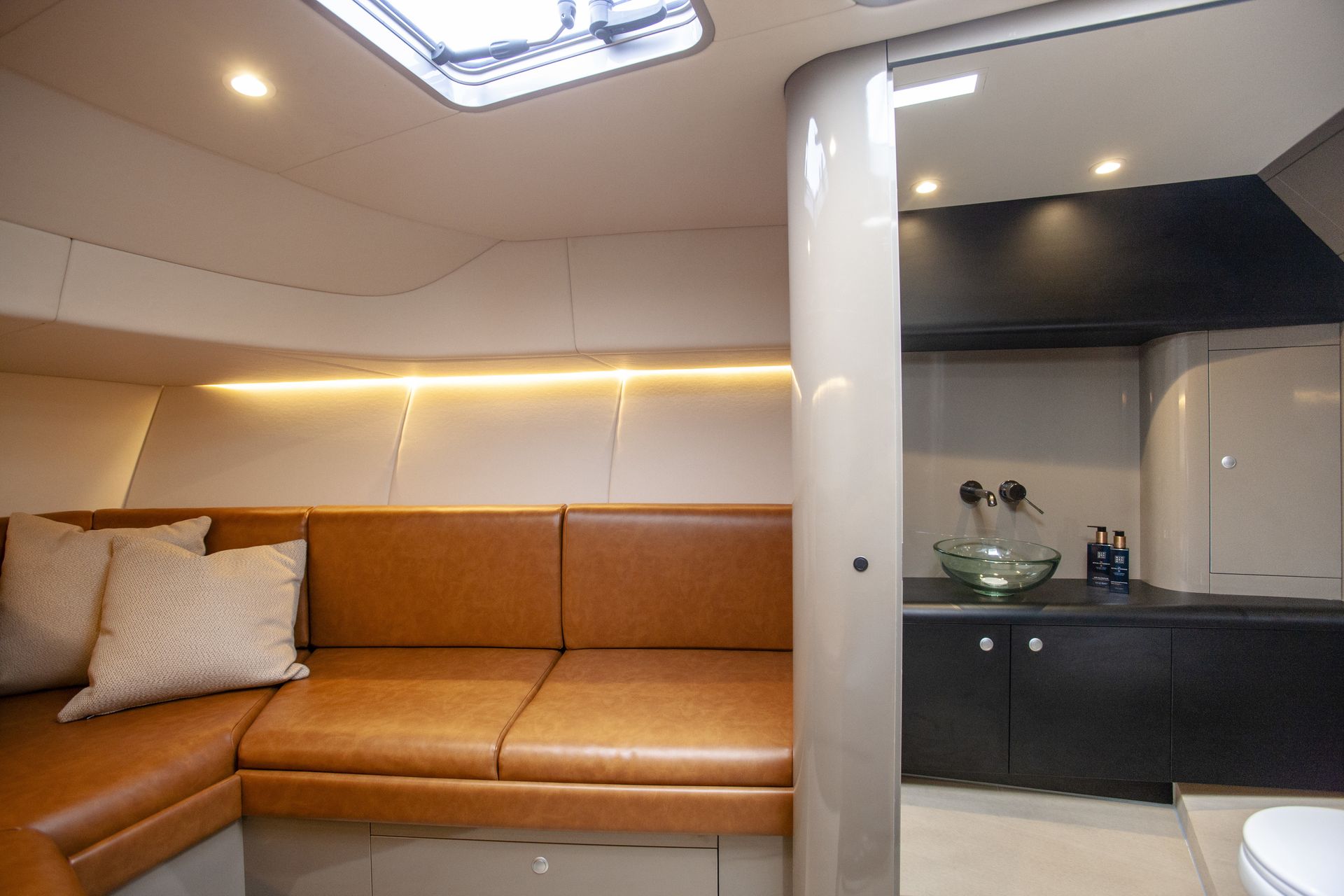 Venegy 37 cabin