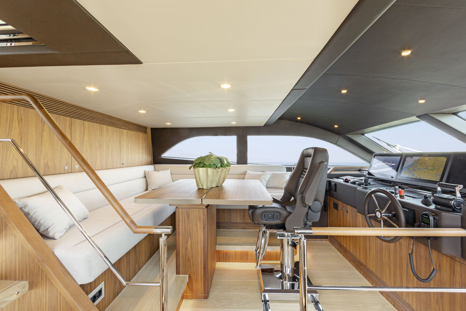 Van der Valk 27 meter pilot house