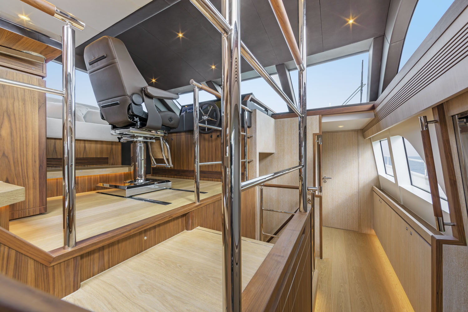 Van der Valk raised pilothouse